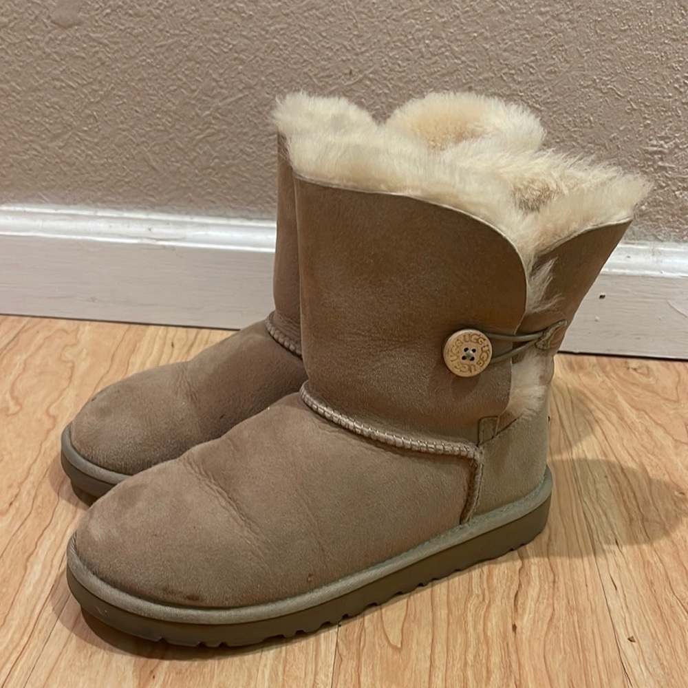 UGGs Bailey Button - Cream Boots